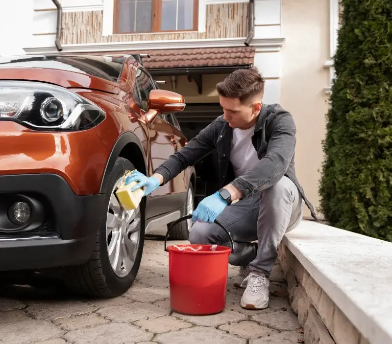 Lavage auto à domicile Ranspach-le-Haut : professionnel intervenant sur un véhicule